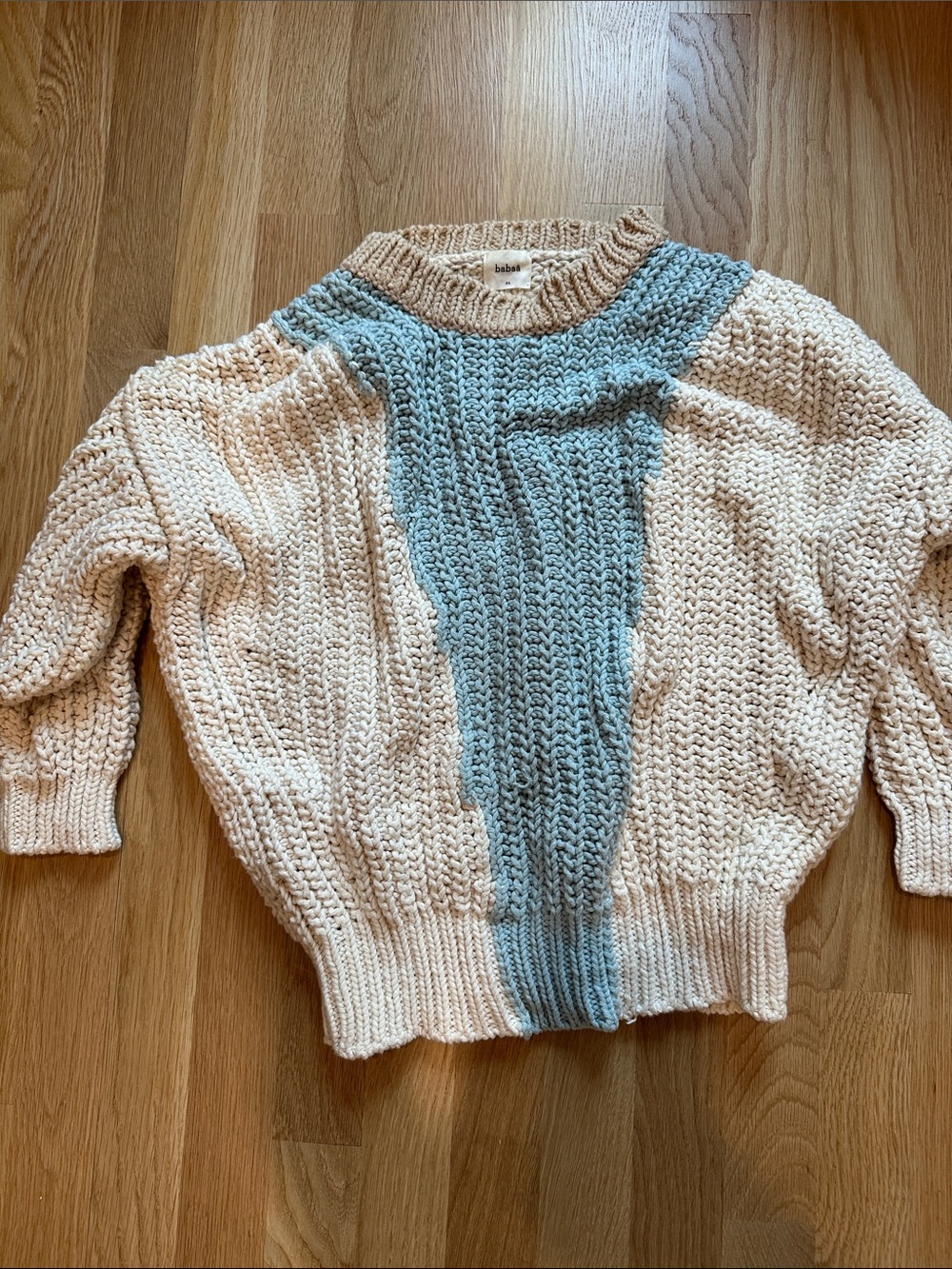 babaa jumper no18 mist (natural with baby blue and tan design)